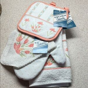 NWT Vintage Floral Kitchen Drying & Dish Towel Set with Pot Holder and Oven Mitt